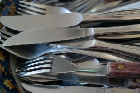 Sauberes Besteck aus der Spülmaschine durch den Rostfreitab gegen Flugrost anhaftungen